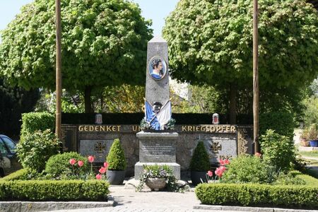 Bild Kriegerdenkmal an der Pfarrkirche in Griesstätt